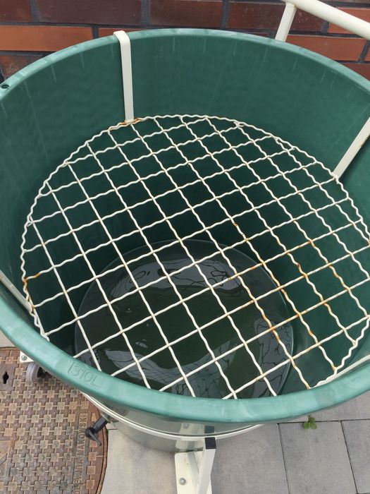 Zbiornik na deszczowke wode 310 L na kolkach platformie Solidny