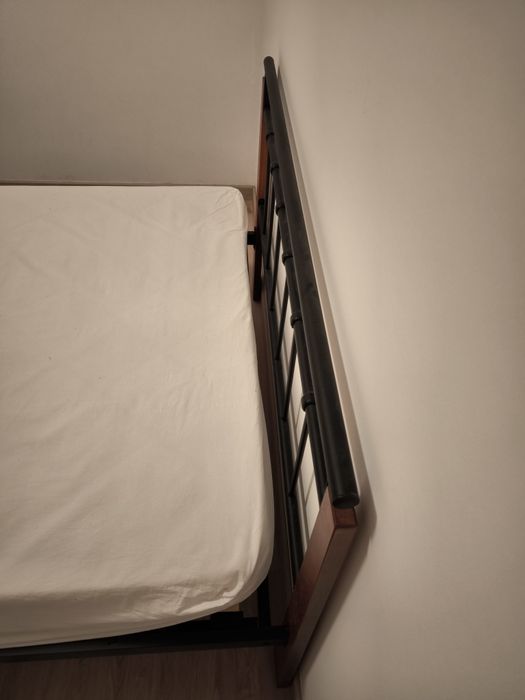Cama de casal com estrado em metal com colchao