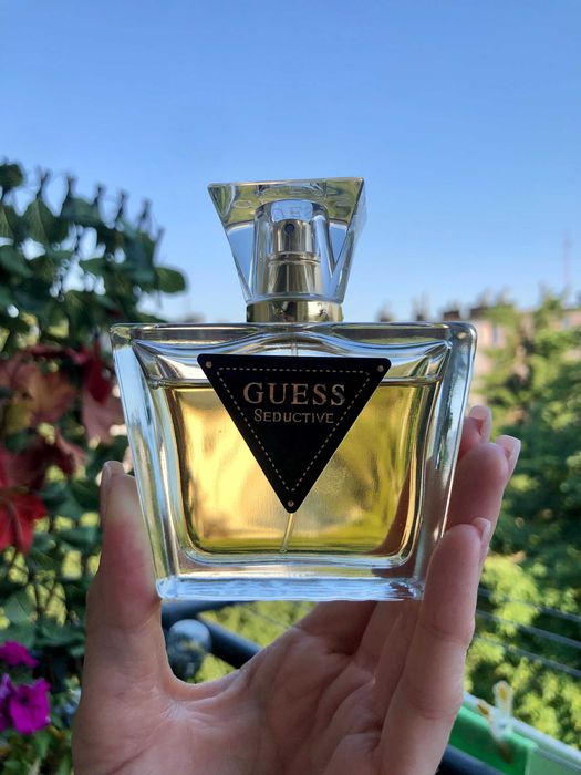 Perfumy Guess Seductive zapach owocowo-kwiatowy