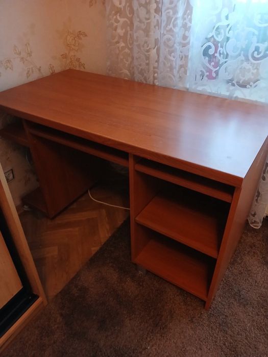 Міцний письмовий стіл з дерева