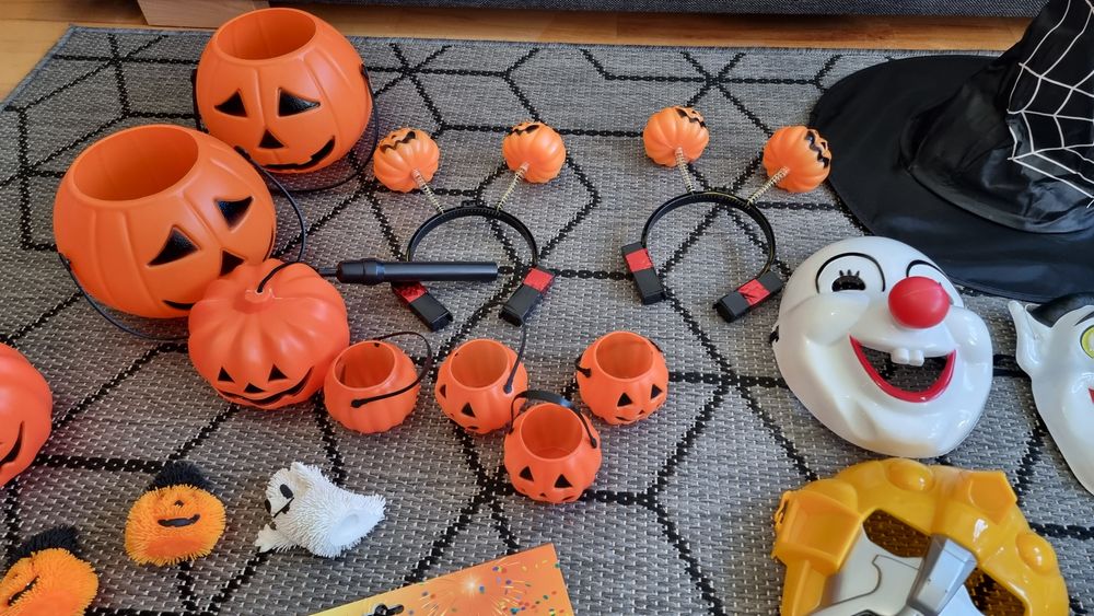 Halloween zestaw maski  kapelusze akcesoria