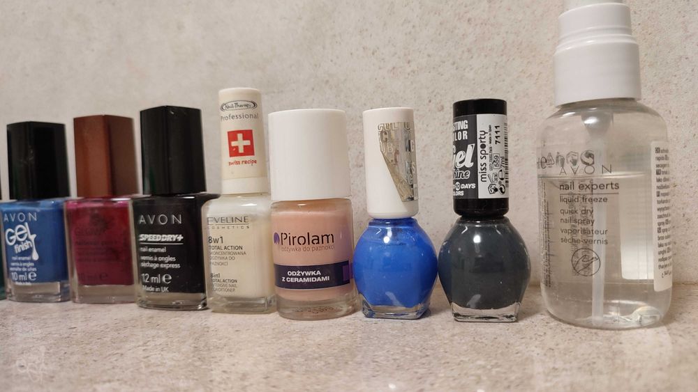 Lakiery do paznokci, odżywki AVON, EVELINE