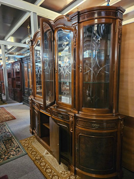Móvel de sala em madeira, fundo em espelho e prateleiras em vidro -