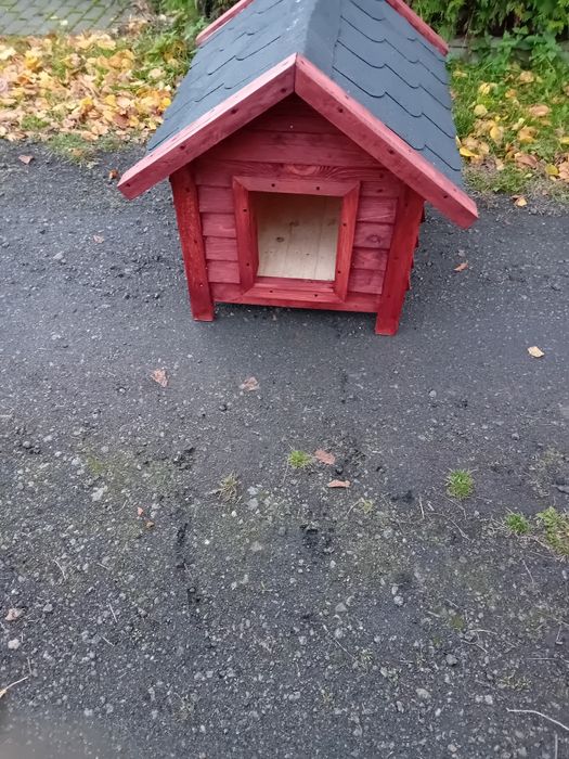 Mała solidna buda ocieplona