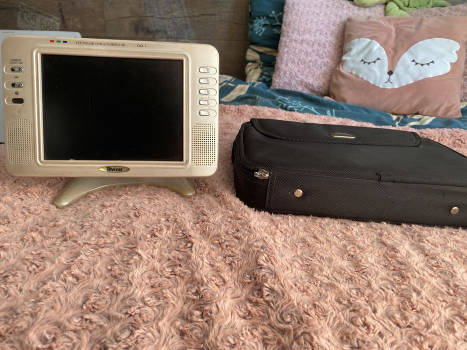 Telewizor samochodowy z pokrowcem