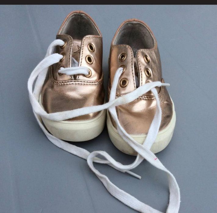 Ténis dourados de criança