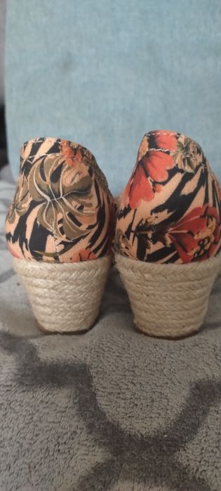 Sandały na niskiej koturnej 38 Dockers