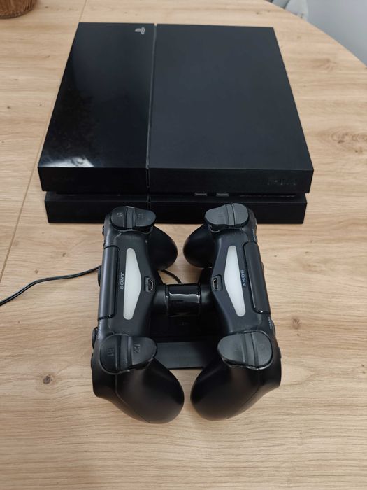 PS4 500GB + 2 pady, stacja ładująca i gry Fifa
