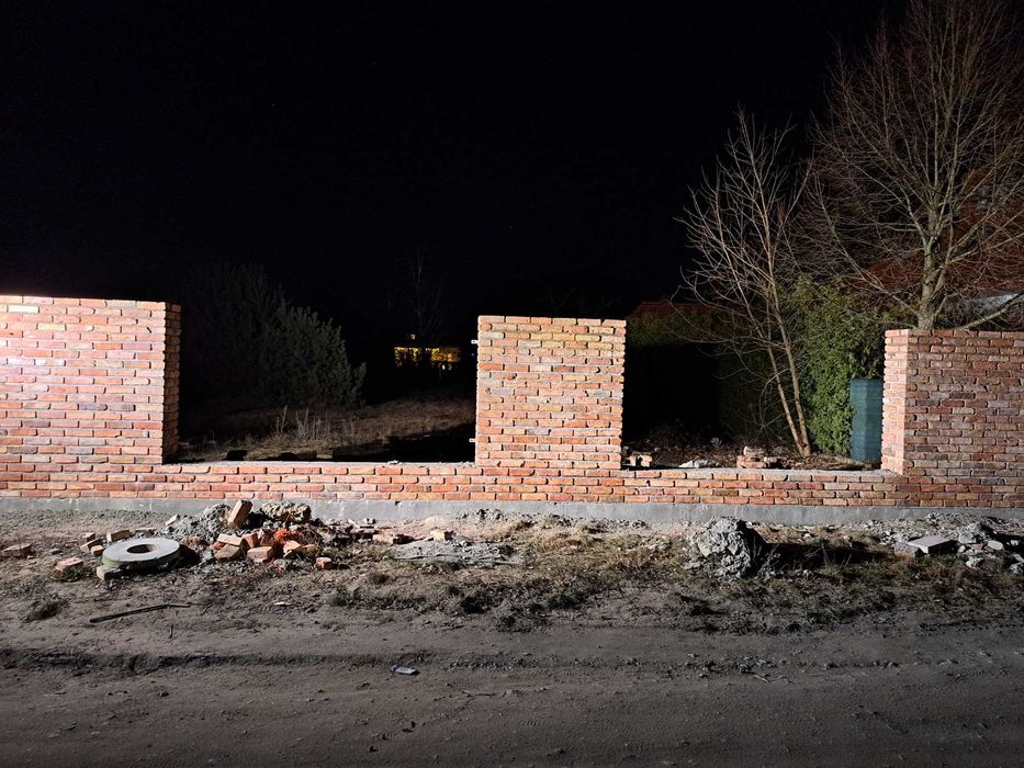 Ogrodzenie z cegły rozbiórkowej