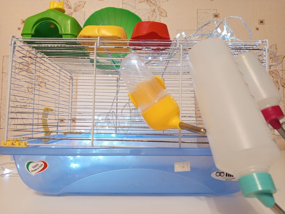 Клетка с колесом,поильниками ,кормушкаими и домиками