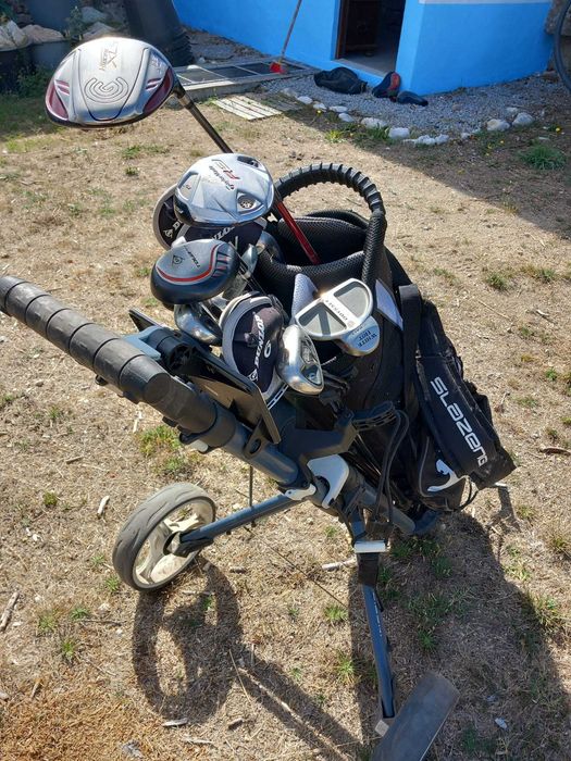 Saco de Golfe com diversos ferros e madeiras, putter e Carrinho.