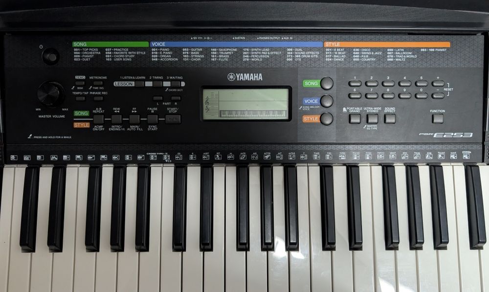 Teclado Yamaha PSR-E253 usado...
