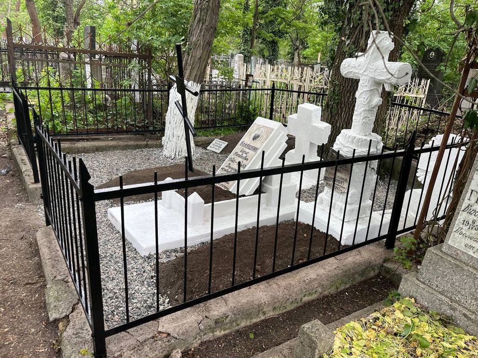 Прибирання на кладовищі,оформлення та декорування могил камнем,квітами