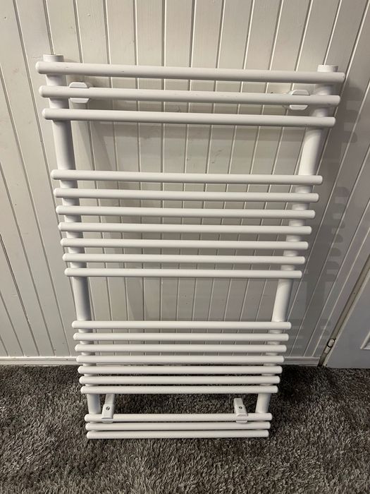 Grzejnik łazienkowy 55x103 plus uchwyty nowy