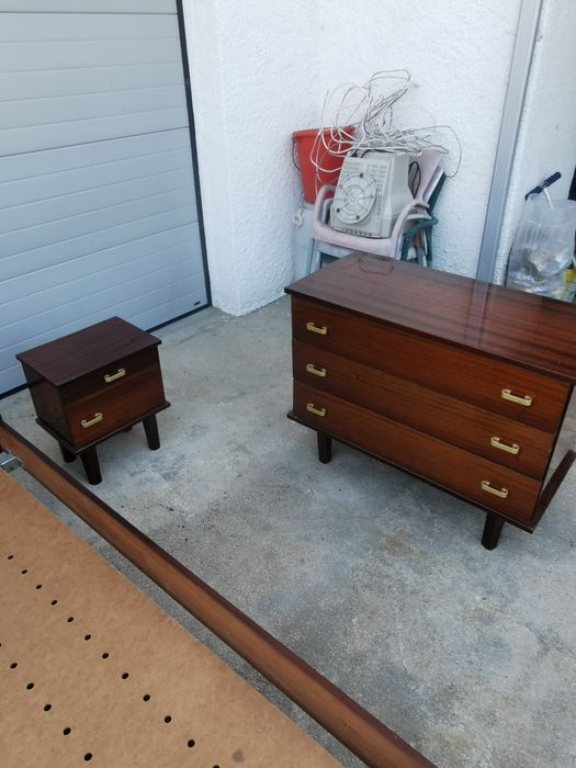 Cama de casal cómoda e 2 mesinhas de cabeceira