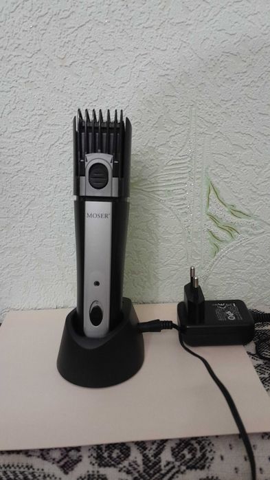 Машинка для стрижки бороды и усов.