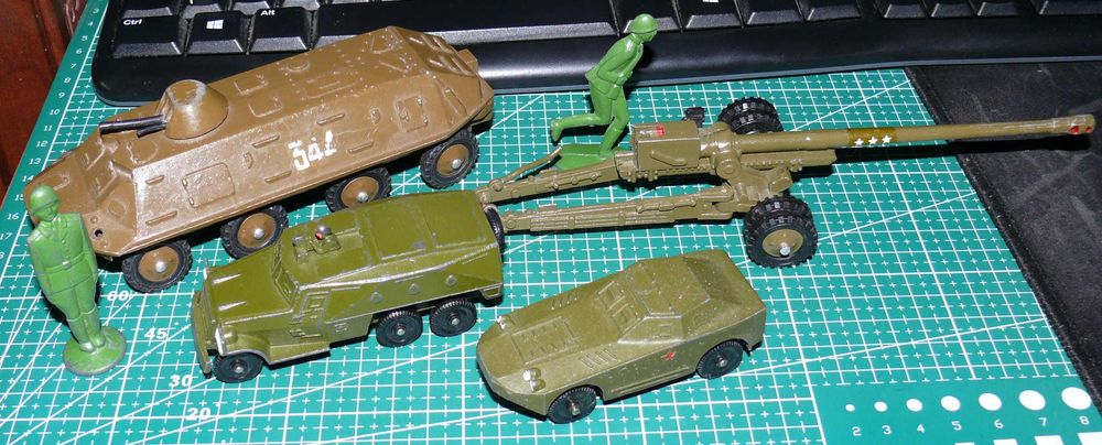 Pojazdy wojskowe z czasów PRL i ZSRR 4 sztuki+ 2 żołnierzyki metalowe Retro