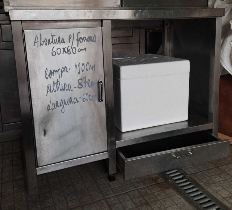 Bancada em inox com abertura 80x80  em excelente estado.