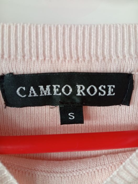 Elegancki sweter Cameo Rose pudrowy róż ozdobne rękawy S