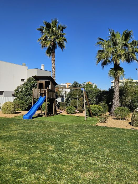 Apartamento T3 em condomínio fechado com piscina e garagem