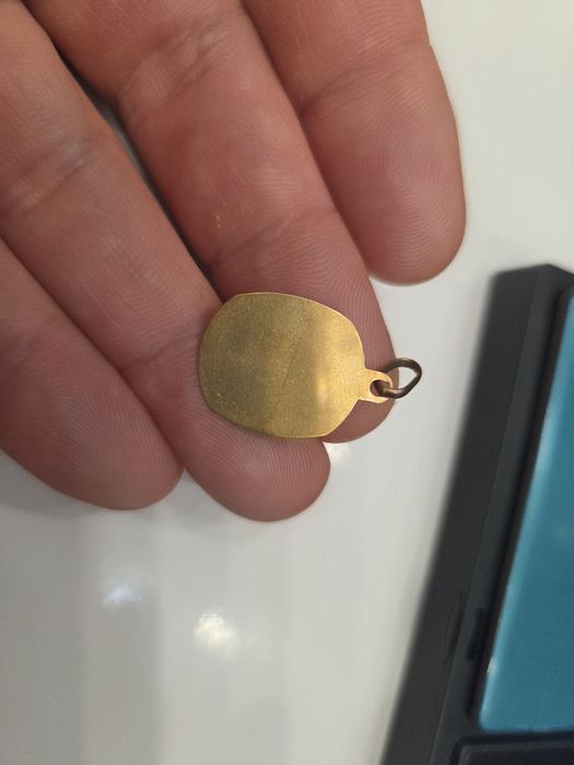 Złoty medalik  Matka Boska