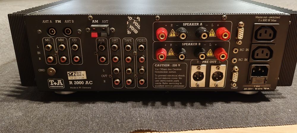 Wzmacniacz amplituner  T+A Pulsar R2000 AC