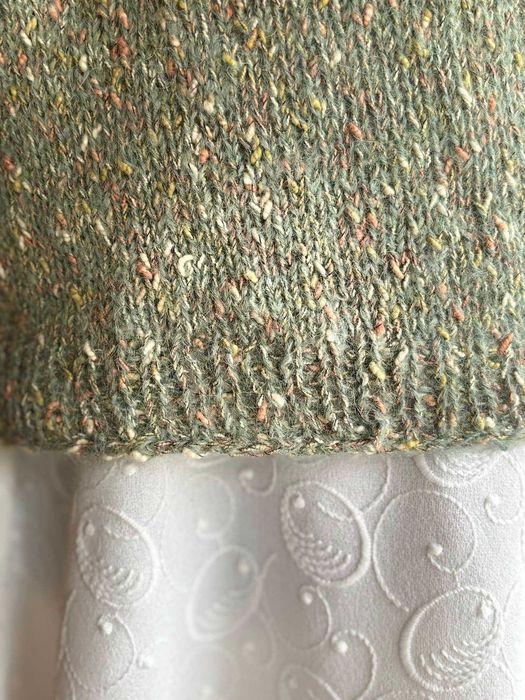 Sweter robiony na drutach