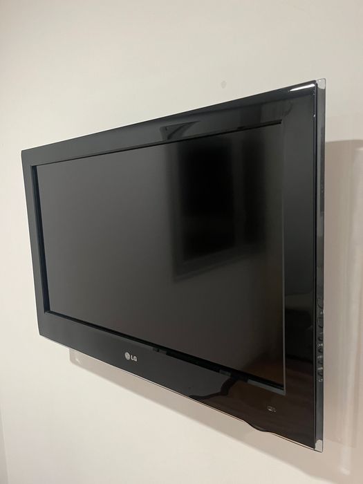 Televisão LG com suporte de parede