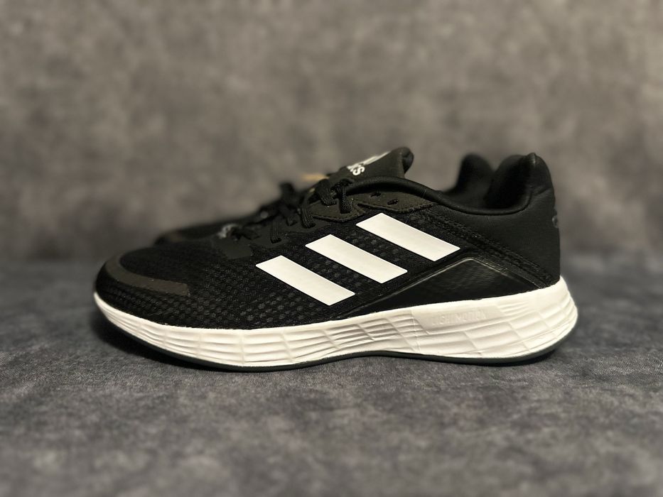 Пропонуються оригінальні кросівки Adidas