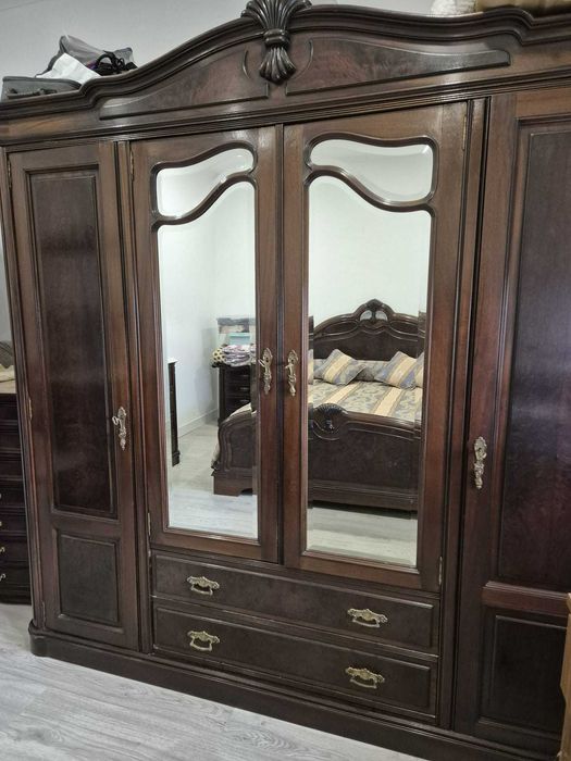 Quarto de Casal Completo em Madeira Maciça Raiz de nogueira  | Roupeiro, Cama, Cómoda, Mesinhas e Espelho
