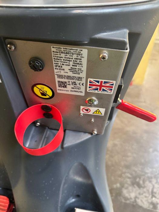 Lavadora aspirador condutor  sentado a bateria.