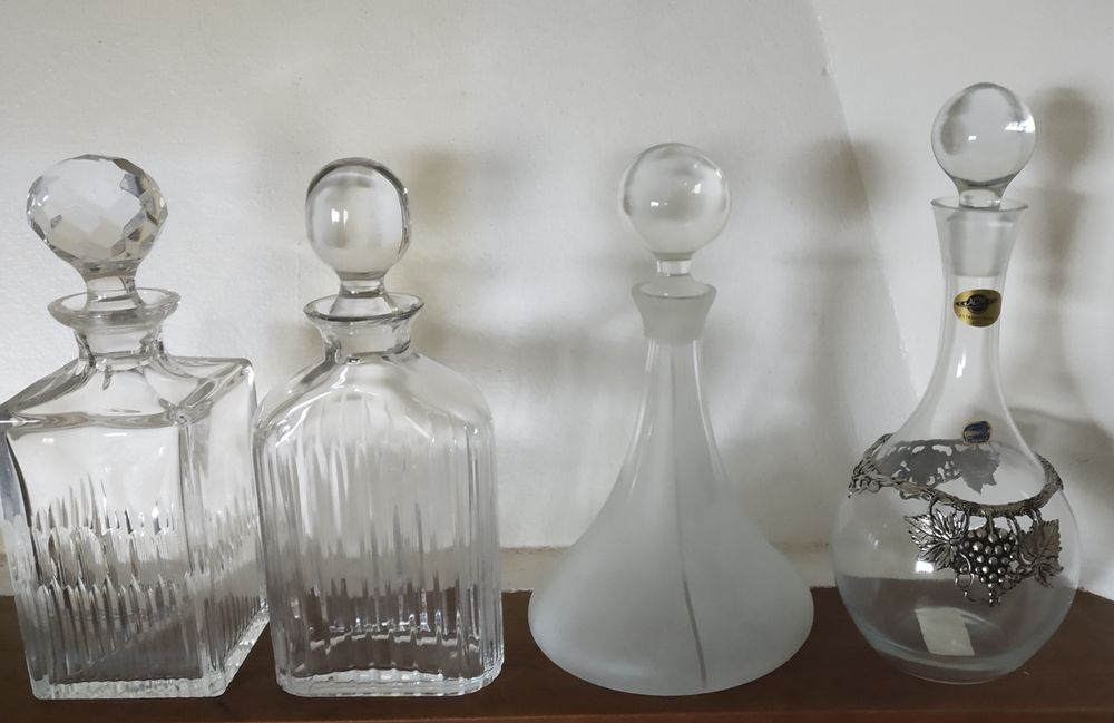 Conjuntos de louça pintada à mão, garrafas de Porto/licor, e outros