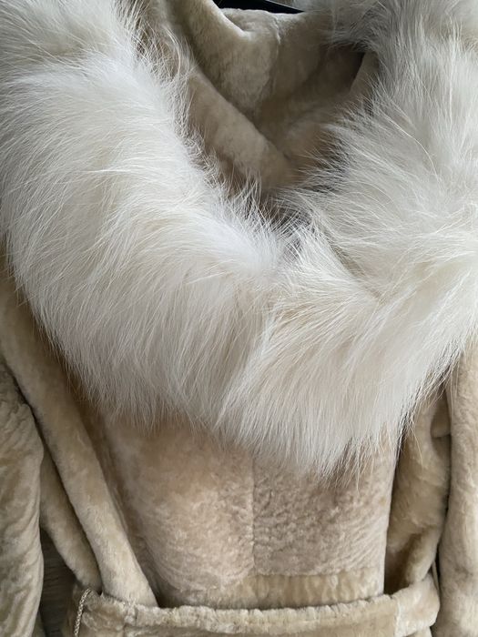 Кожушок з мутону-астрагану з поясом і опушкою з песця