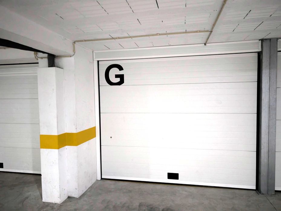 Arrendamento de garagem na Rua Dona Glória de Castro, 43