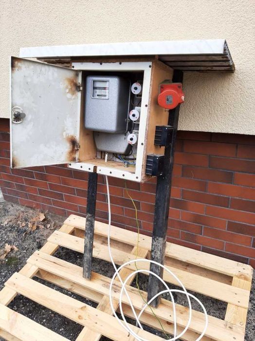 Licznik trójfazowy energii elektrycznej, Rozdzielnia elektryczna na b