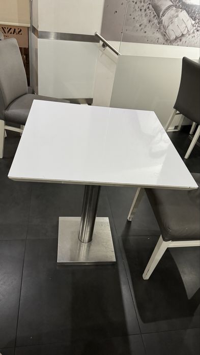 Mesas, cadeiras, sofas e móvel