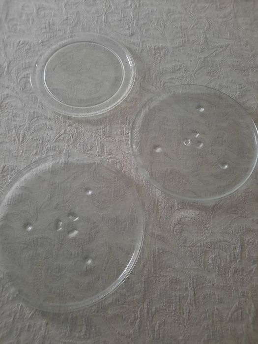 Vendo  três pratos  para microondas