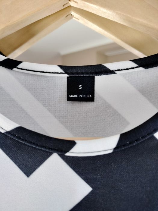 Vestido preto e branco, sem mangas NOVO