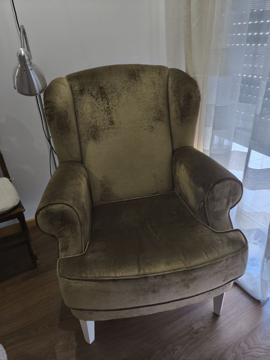 Poltrona de veludo verde e repousa pés