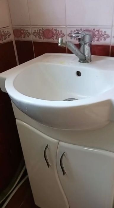 Продам душ кабину, умывальник, унитаз
