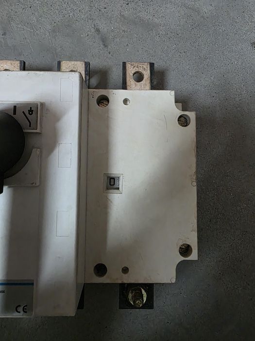 Interruptor seccionador (da marca Hager, modelo de 400A).