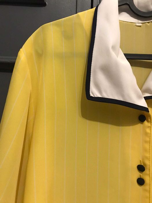 Camisa amarela com riscas brancas