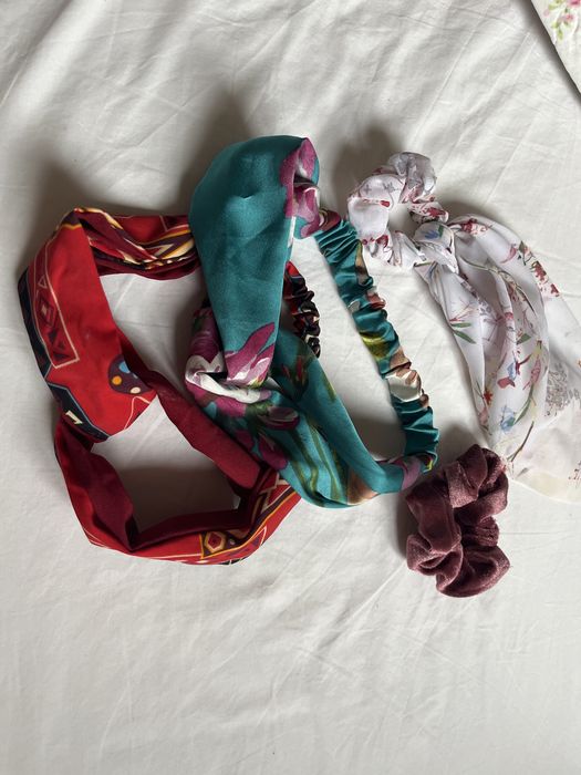 Opaski na głowę i biała gumka do włosów kwiaty welurowa scrunchie