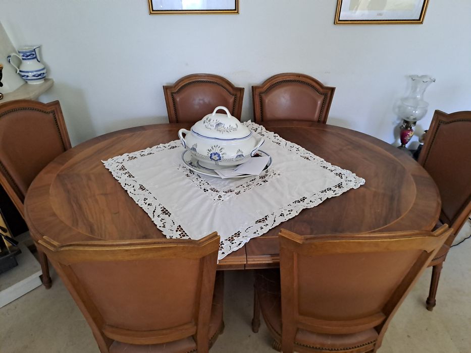 Mesa de jantar com 8 cadeiras