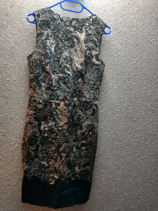 Elegancka czarno-beżowa sukienka