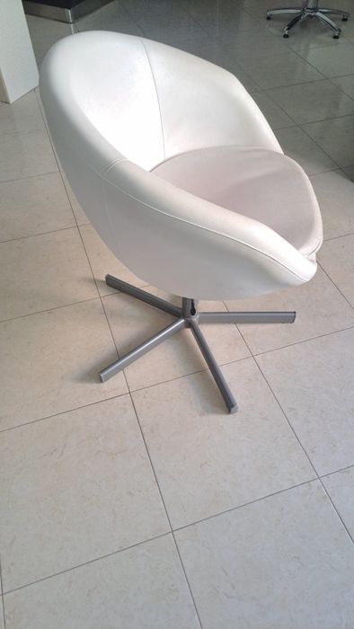 Vendo cadeira branca