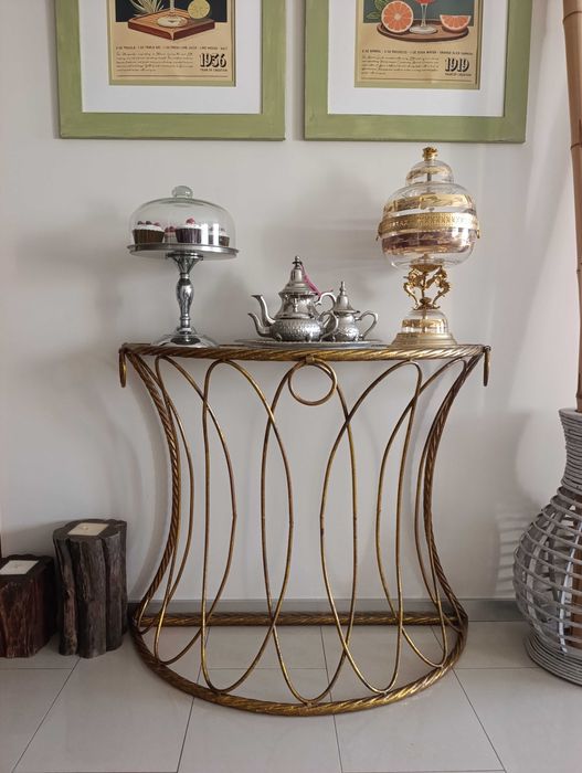 Consola em ferro dourado