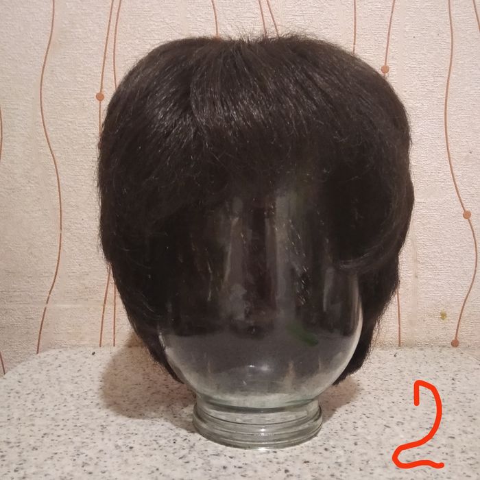 Парики женские, короткие стрижки, тёмные тона.