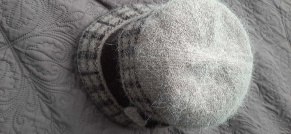 Czapka z małym daszkiem wełna angora