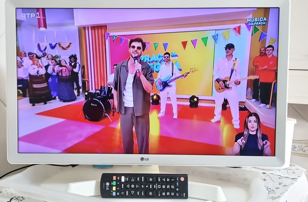 TV/MONITOR_LG_LED_24TL510V-WZ_Écran: 24" (HD)
Diagonal 61 cm_Transformador: 19V_Cor Branca